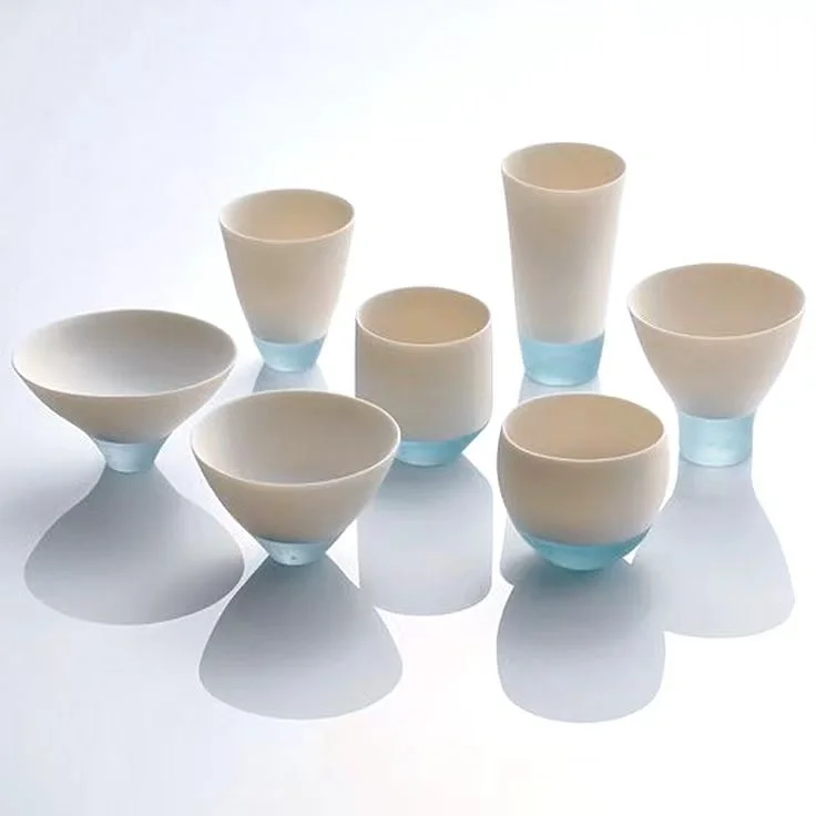 造型之美——亮面瓷器与半透明玻璃的成功结