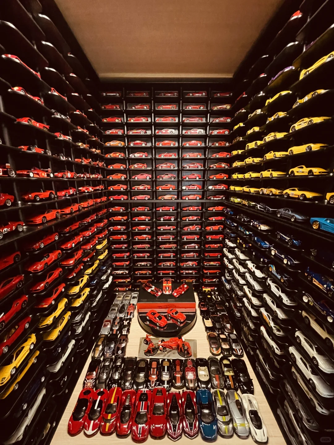 已经塞不下更多法拉利了，最终形态拍照留念