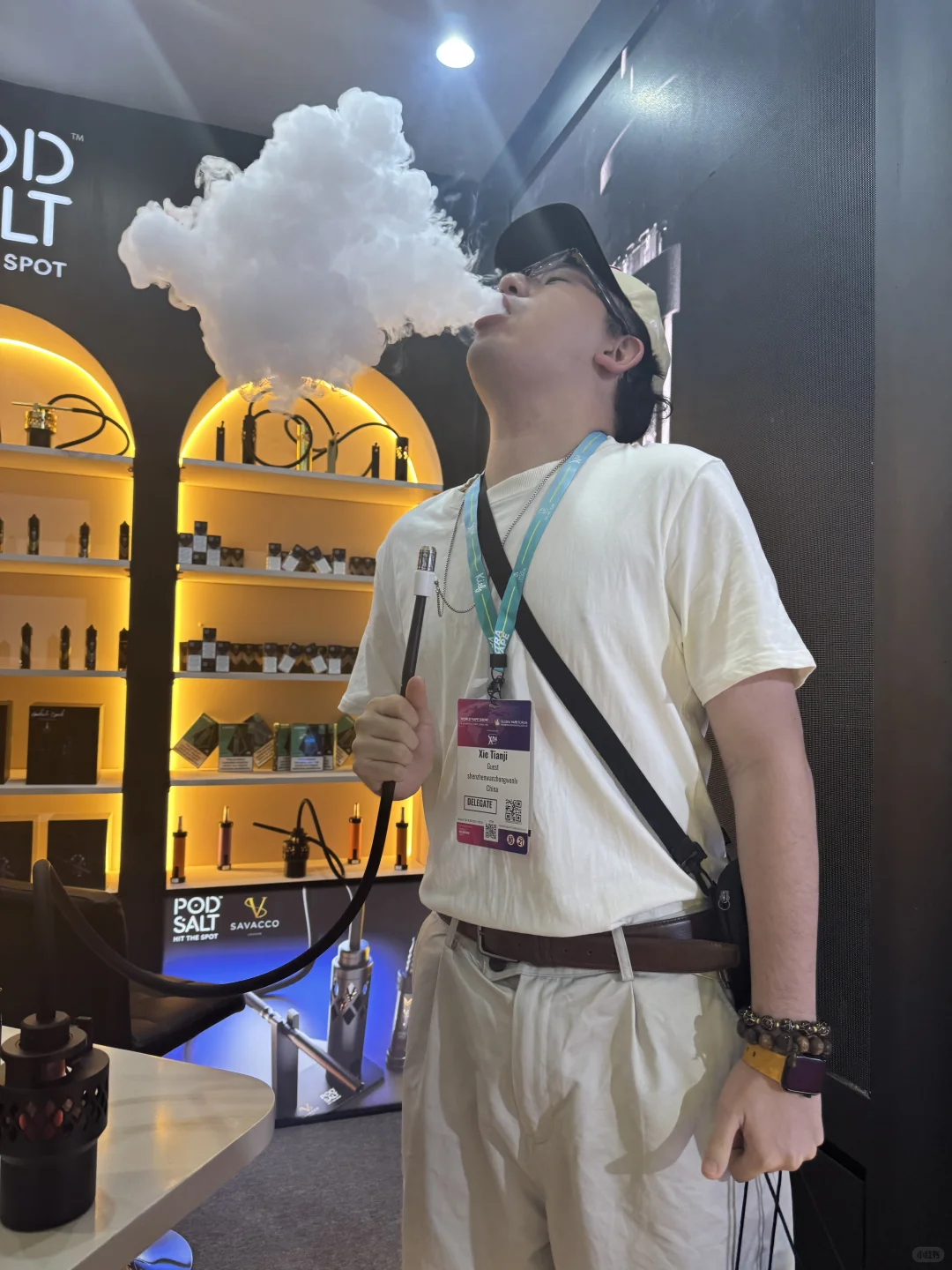 迪拜电子烟水烟展 偶遇篮球明星考辛斯