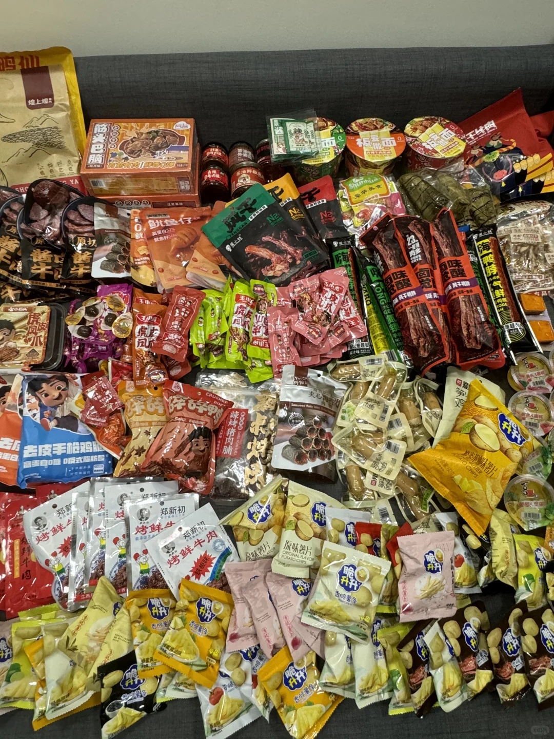 从国内转运了60多斤零食过来……