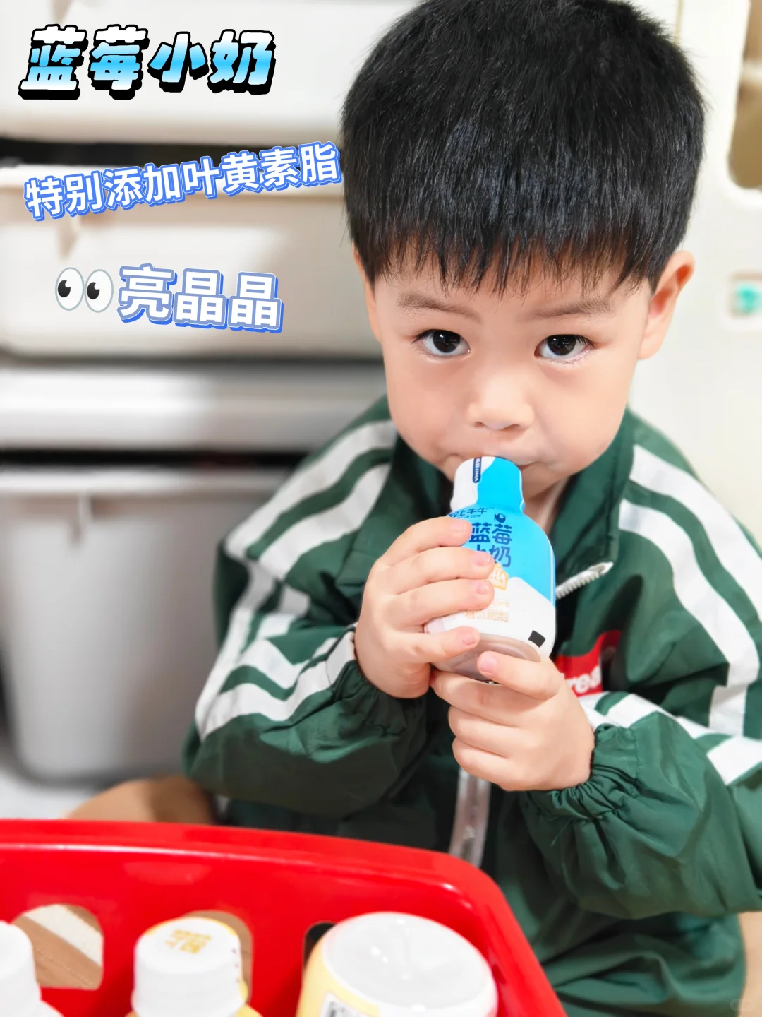 家有俩娃的能量站！姐弟抢着喝！