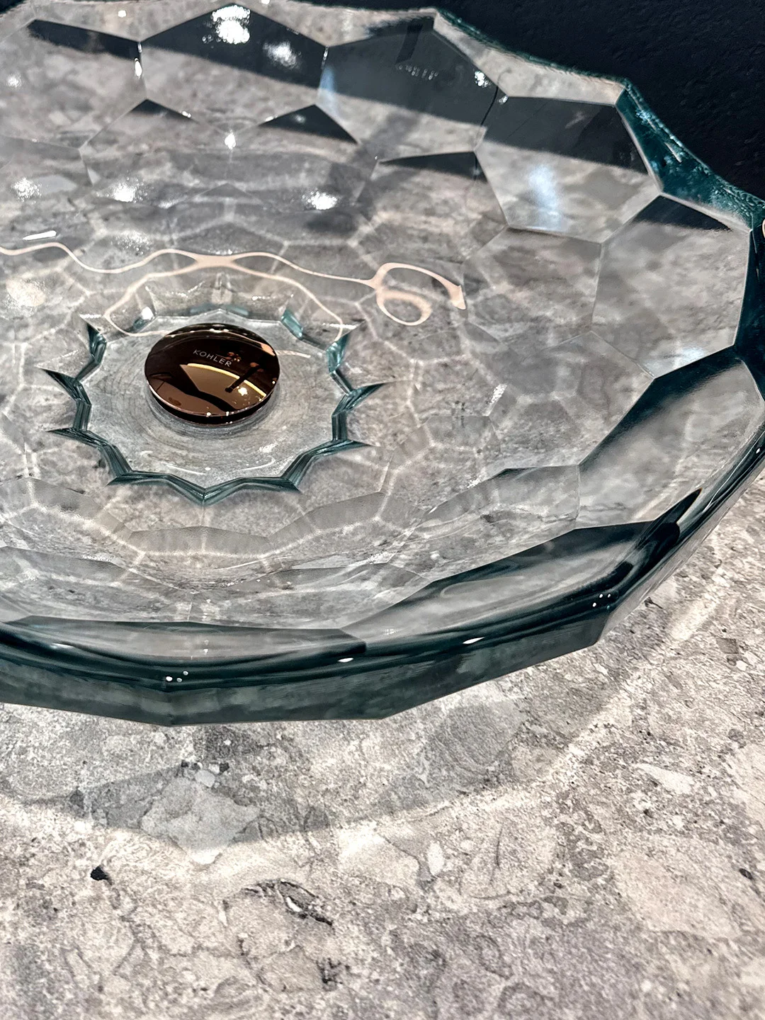 ?春日浴室C位！透明玻璃台盆美到窒息