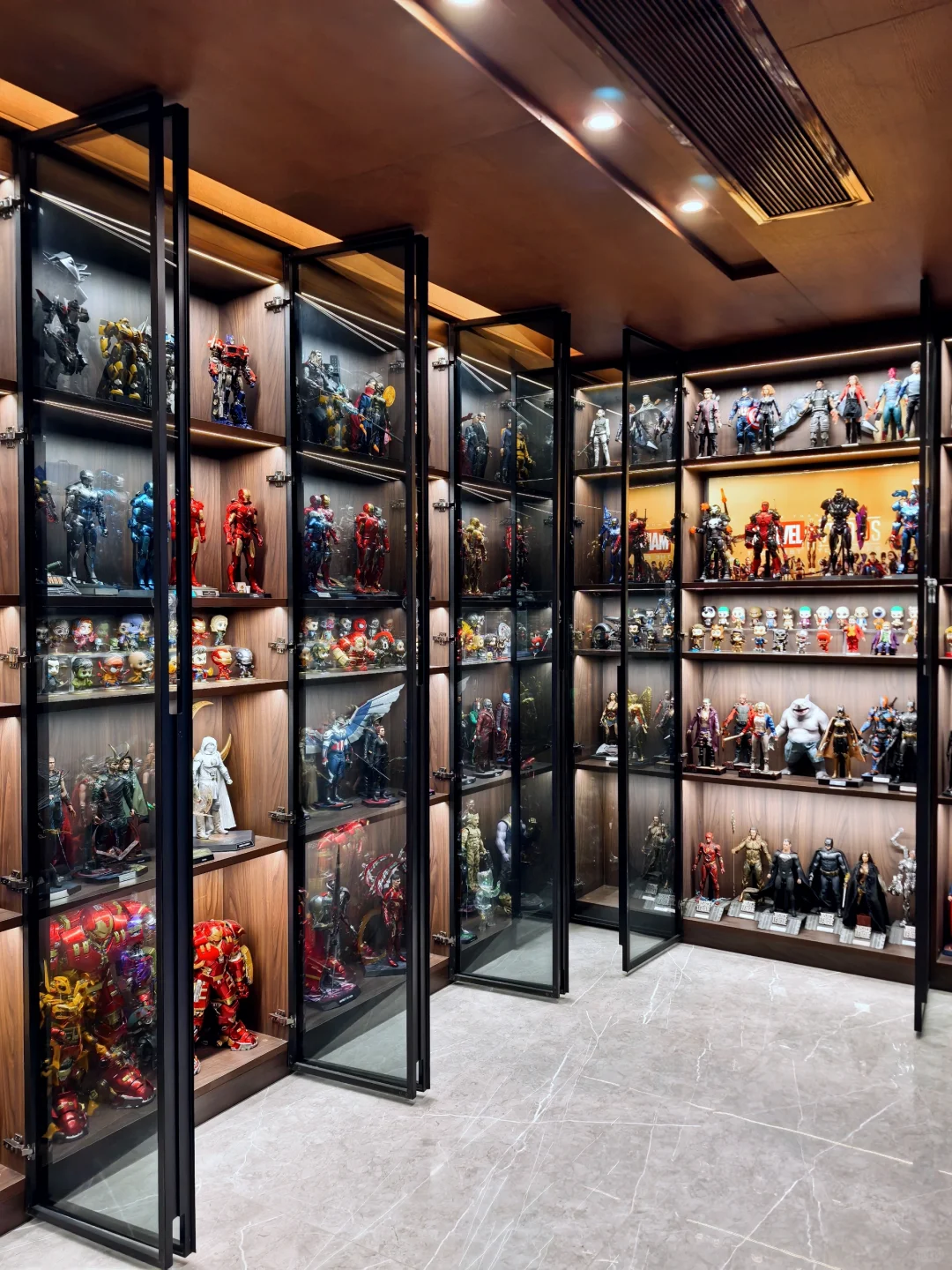 我家的手办柜“超英小宇宙”