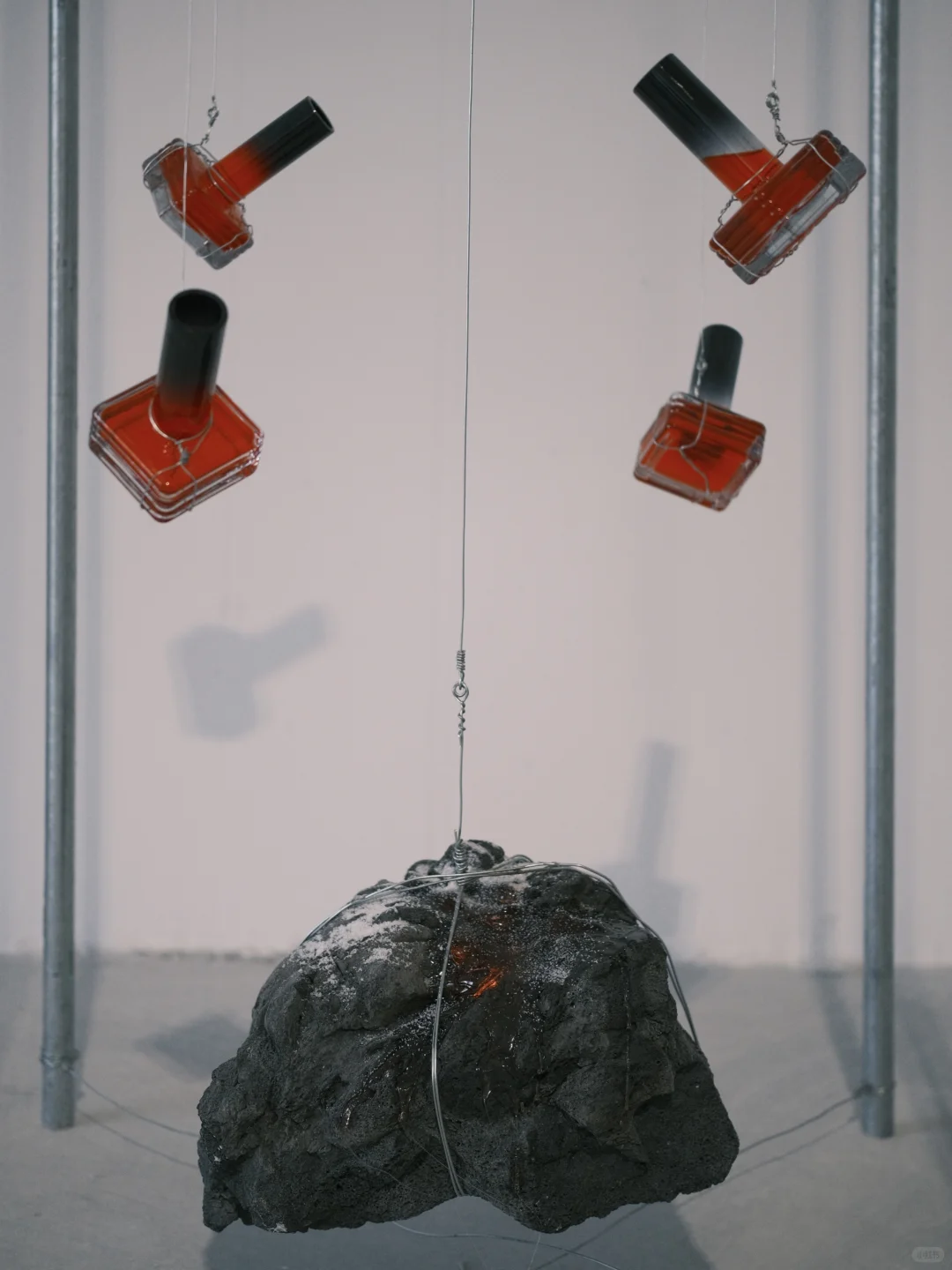 深圳新展|极简工业空间中的禁锢静火山蜡艺