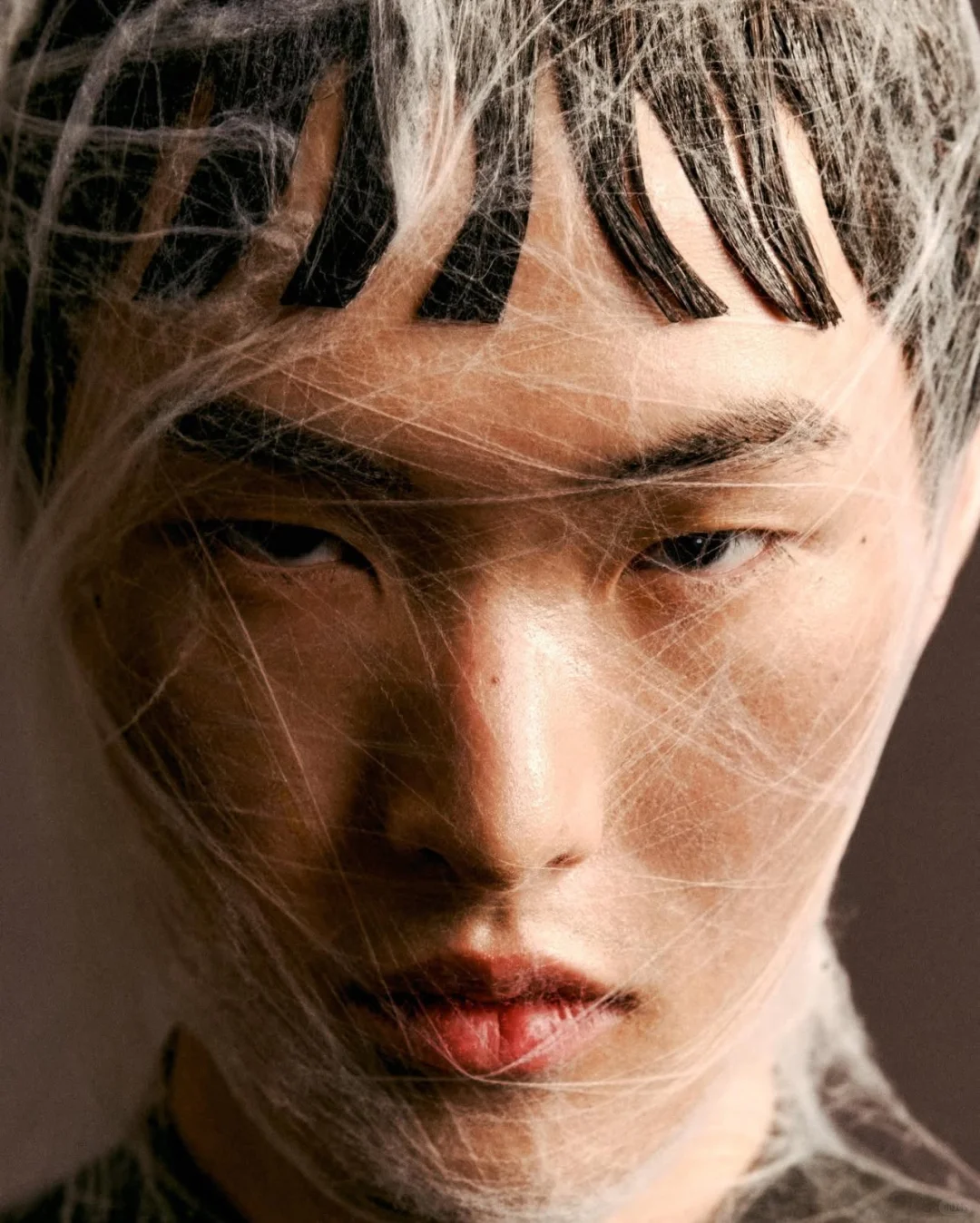 审美积累|把「束缚与生长」拍进了时尚的骨血