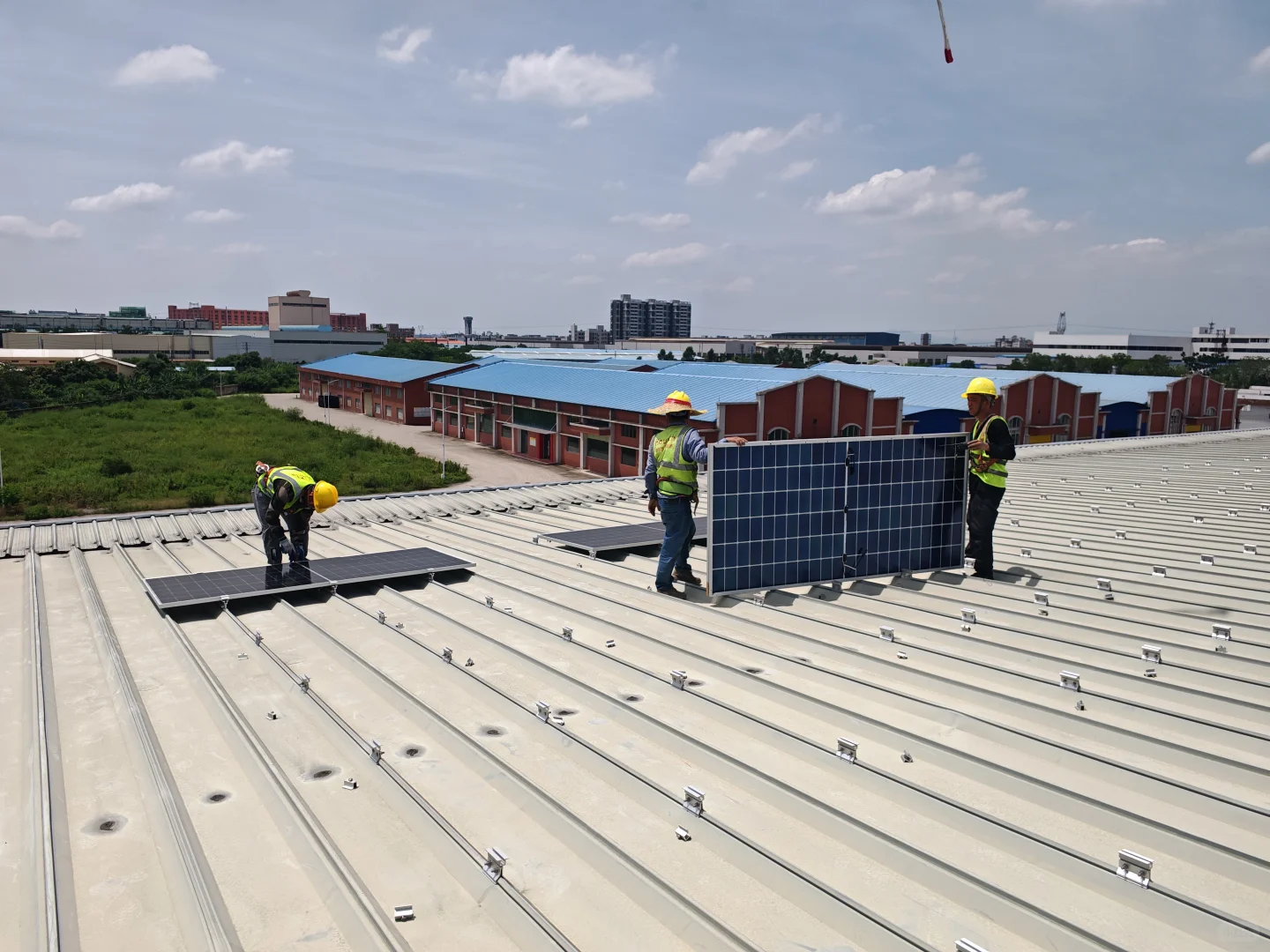 【低空经济起飞！无人机解锁光伏上料新姿势】