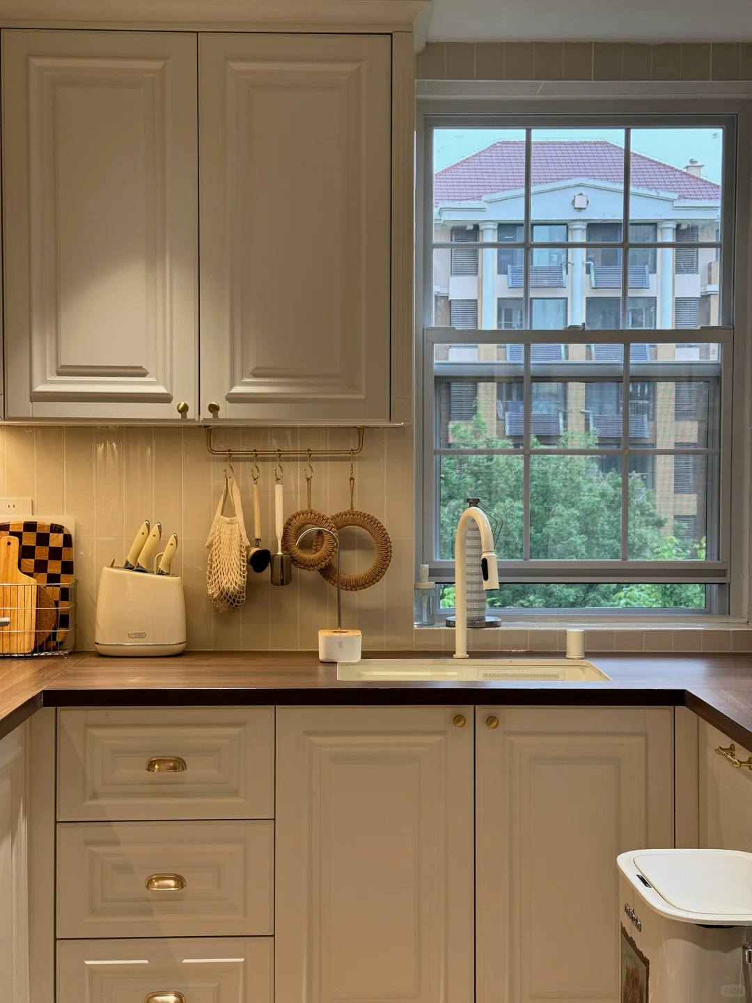 我妈说:“厨房不大,被你装的挺好看” ?