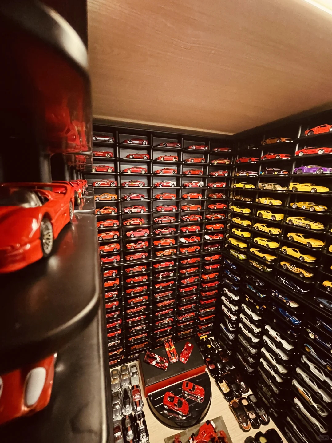 已经塞不下更多法拉利了，最终形态拍照留念