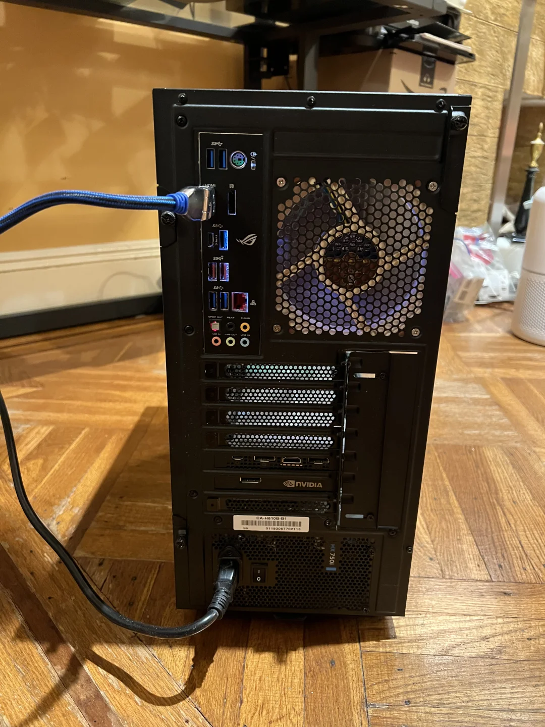 出一台电脑主机,价值$2496,现$1000出