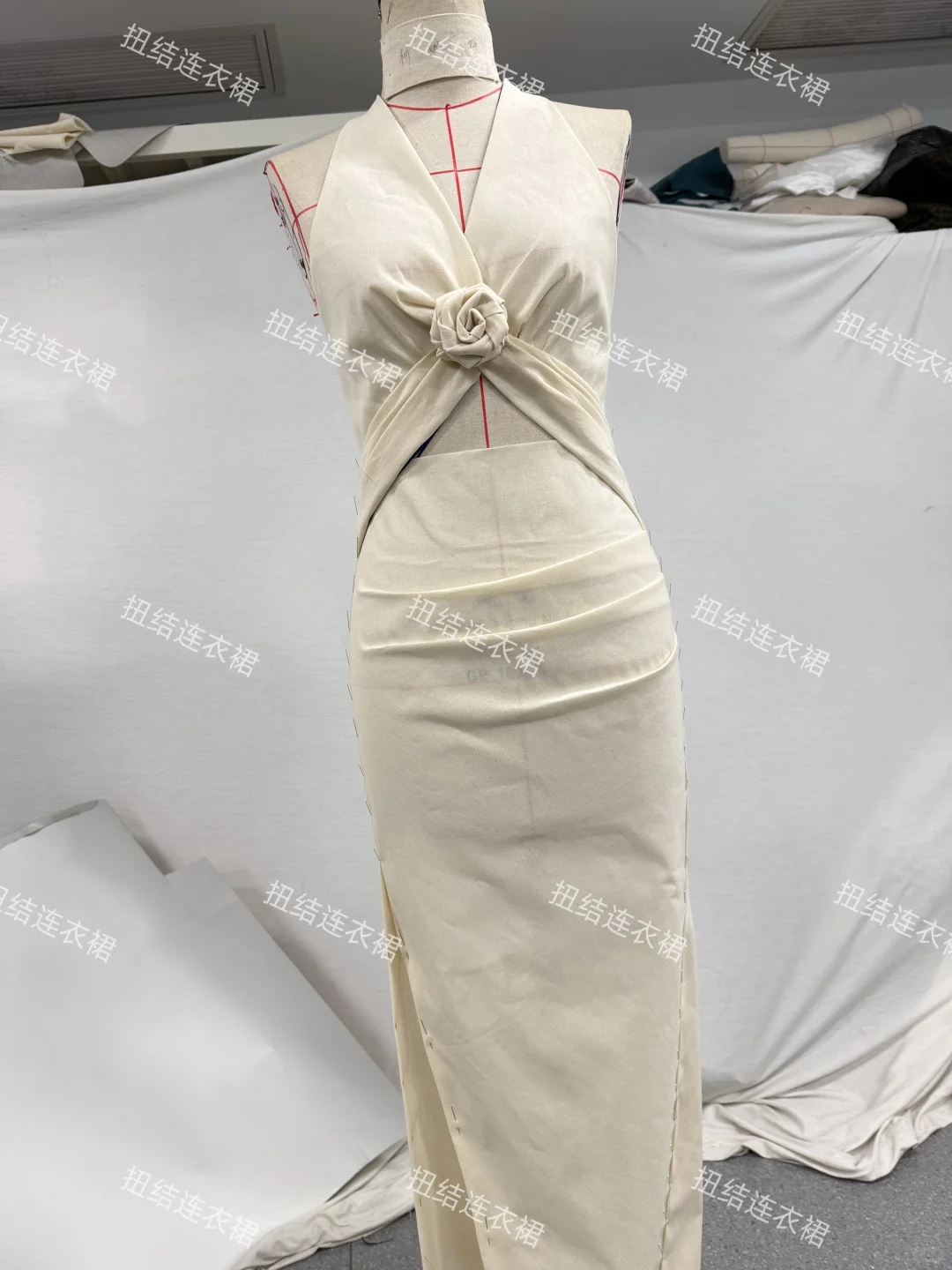 扭结立体剪裁设计