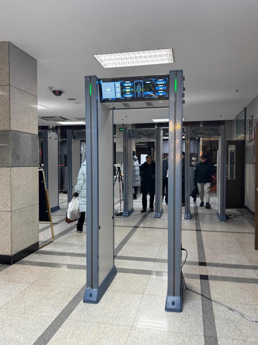 看到这个安检门心里还是会一颤