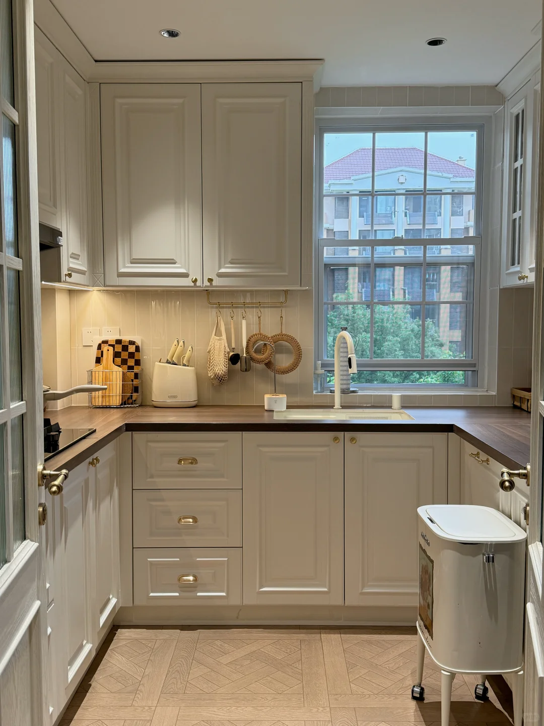 我妈说:“厨房不大,被你装的挺好看” ?