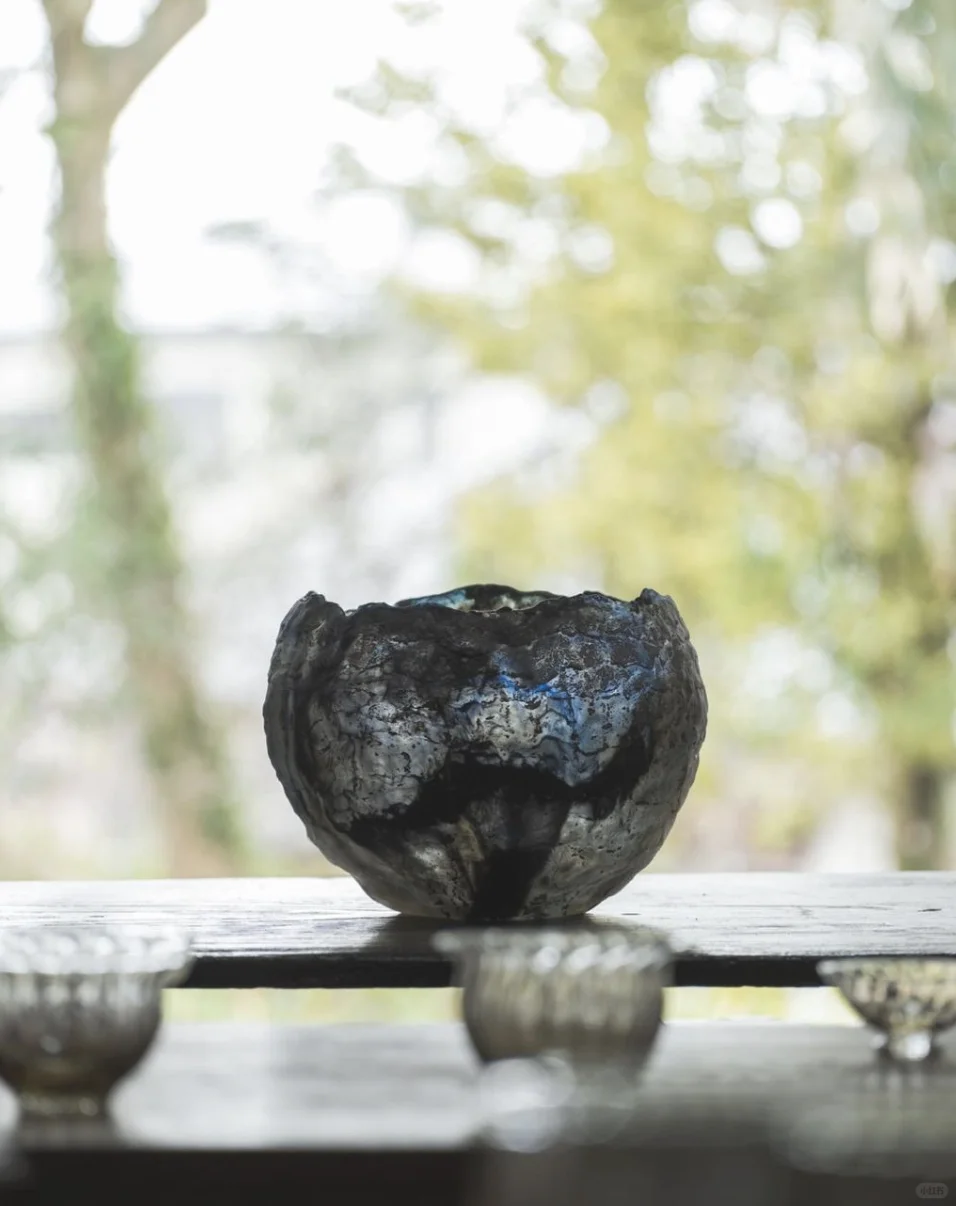 玻璃与泥土的碰撞 带来一丝凉意