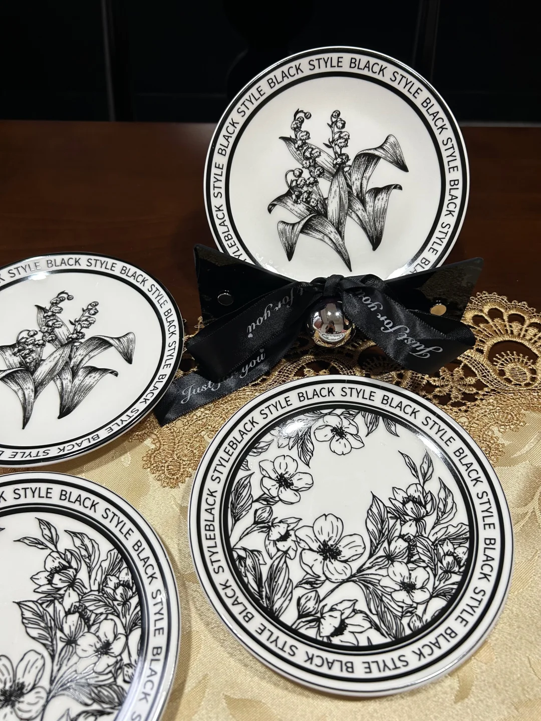 陶瓷黑白骨碟，有喜欢的花朵点缀着?