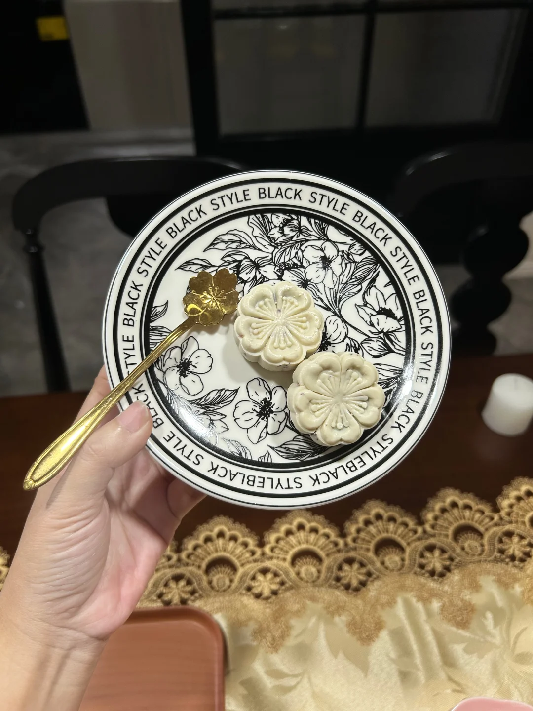 陶瓷黑白骨碟，有喜欢的花朵点缀着?