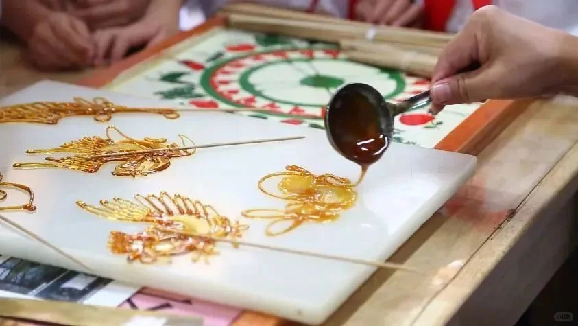 2 分钟带你看懂糖画艺术：一勺糖浆画出的甜