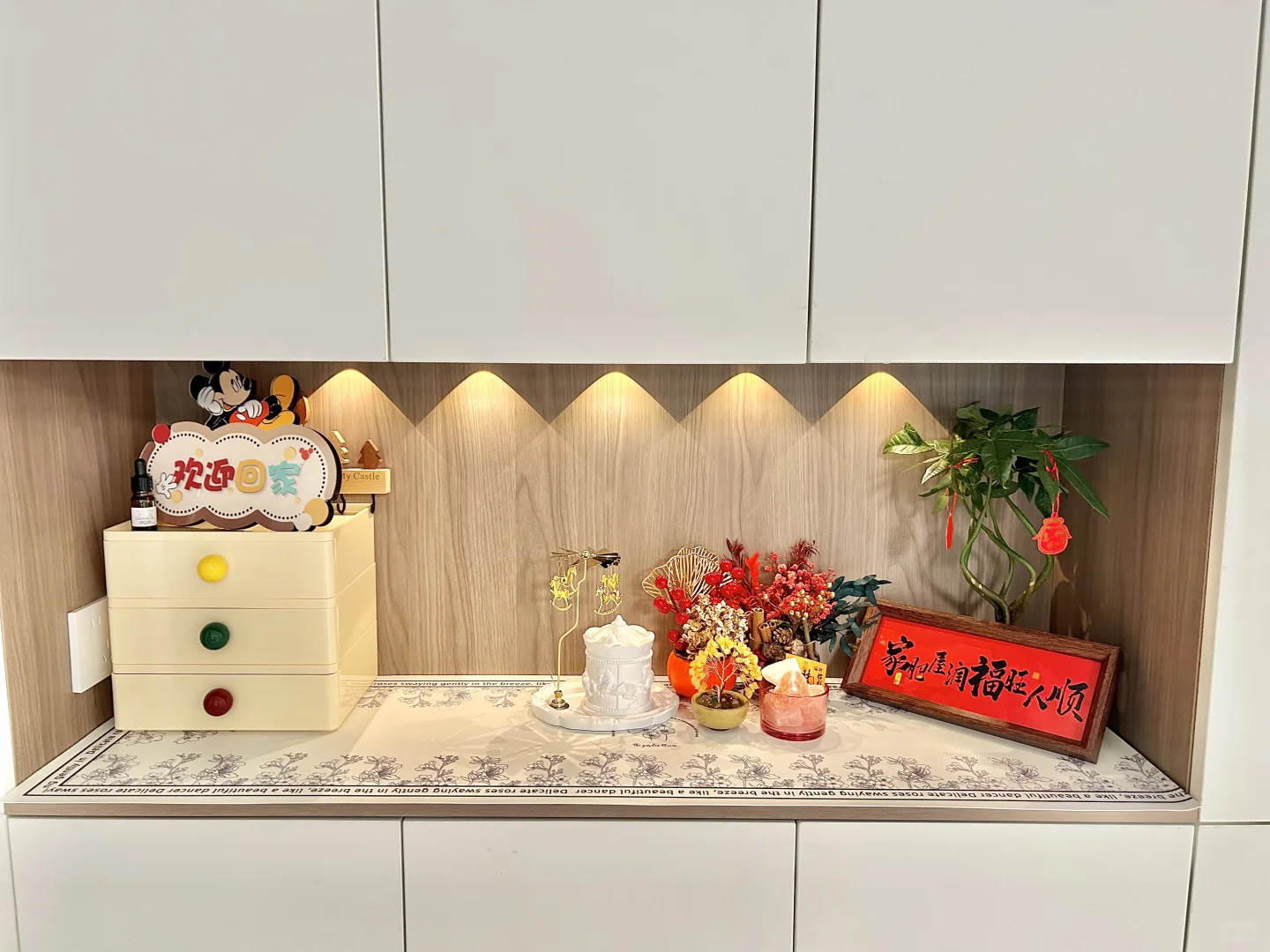 玄关一角，招财摆件好运连连