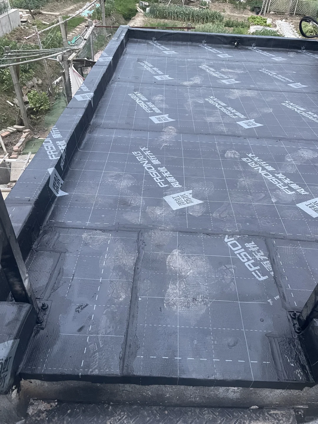 小院改造日记：露台防水卷材铺好