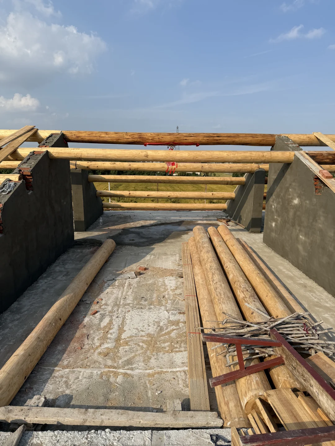 顶楼粉刷完毕～