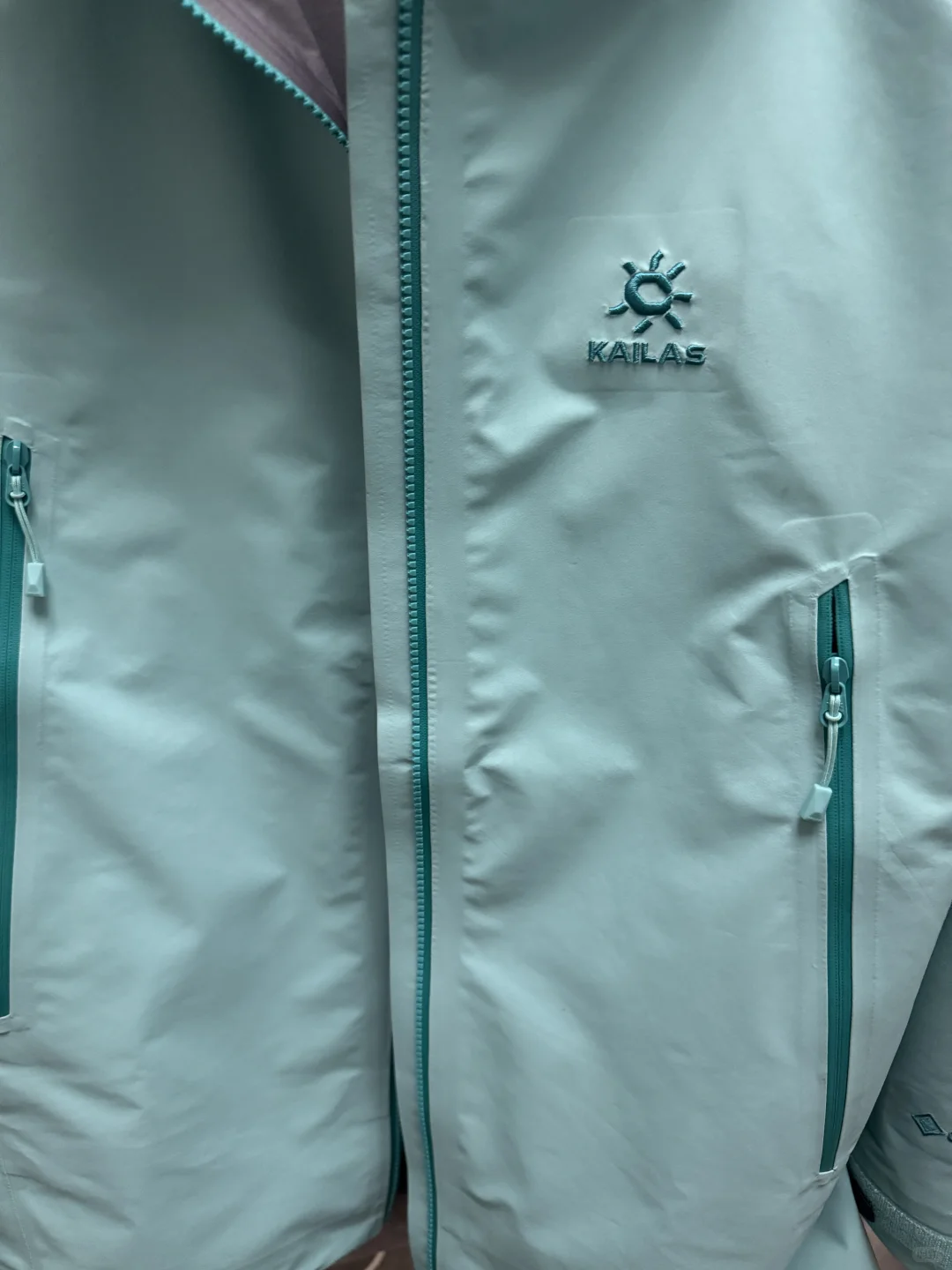 好了，凯乐石穿了一次，拉链周围全是褶皱！