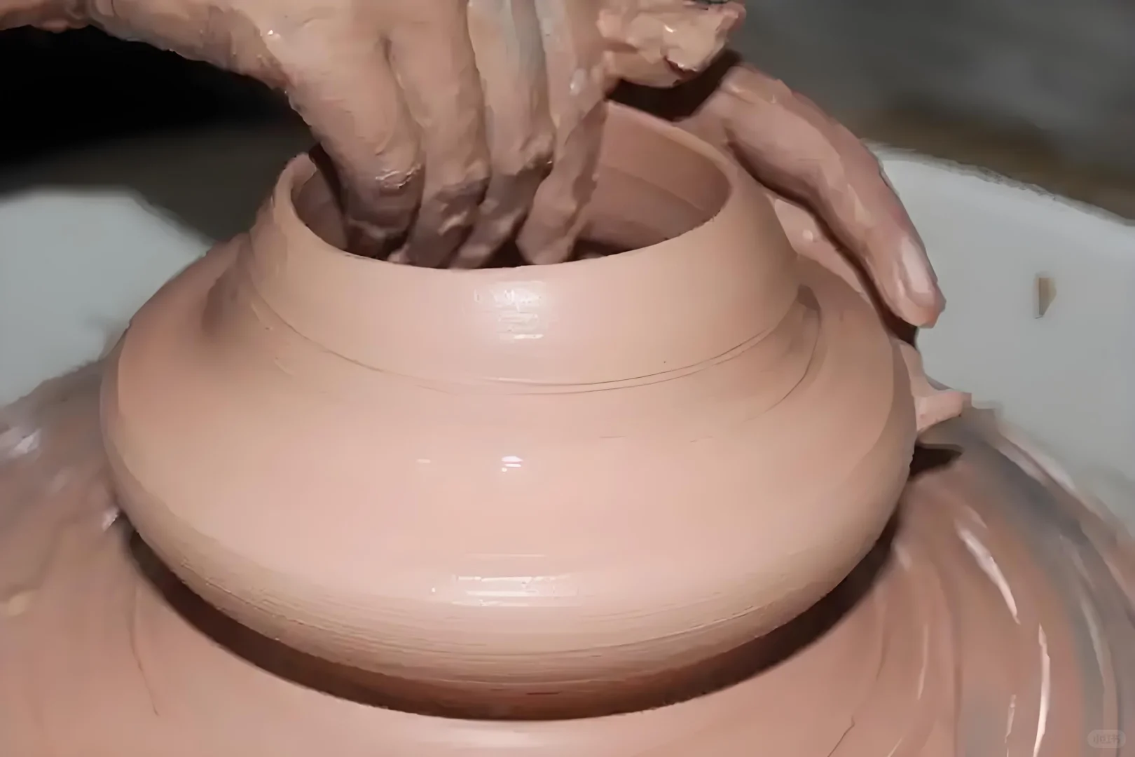 什么是手拉坯成型？