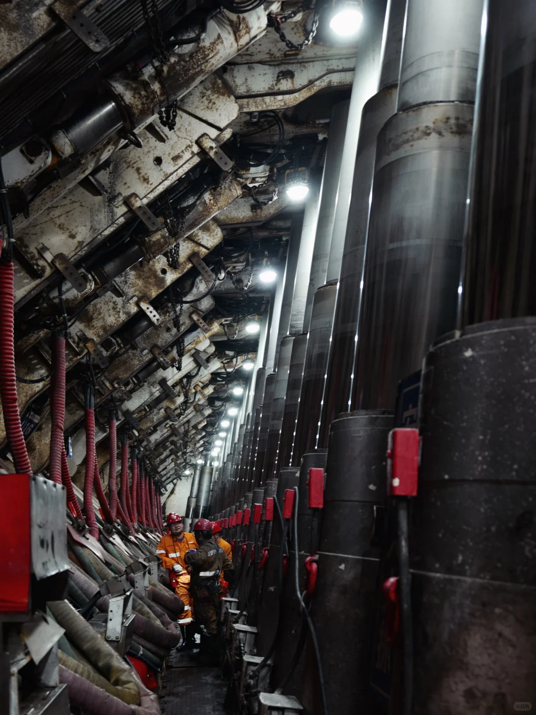 离开地表，井下200米