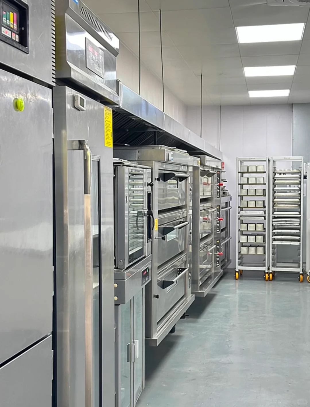 在启东十年烘焙经验 拥有200平中央厨房