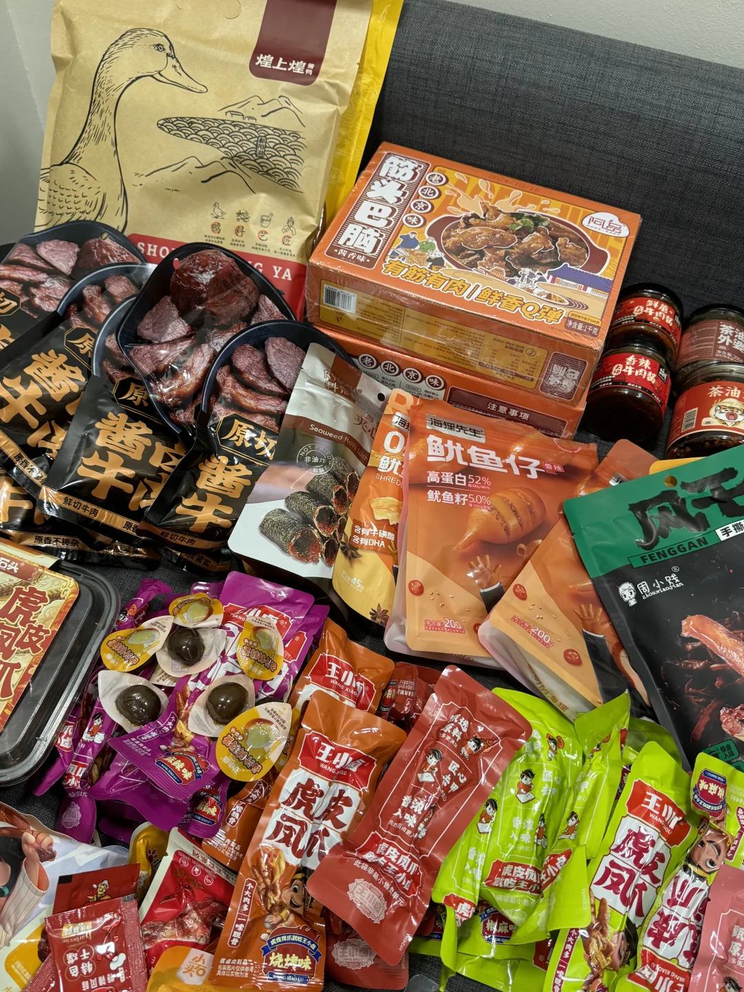 从国内转运了60多斤零食过来……