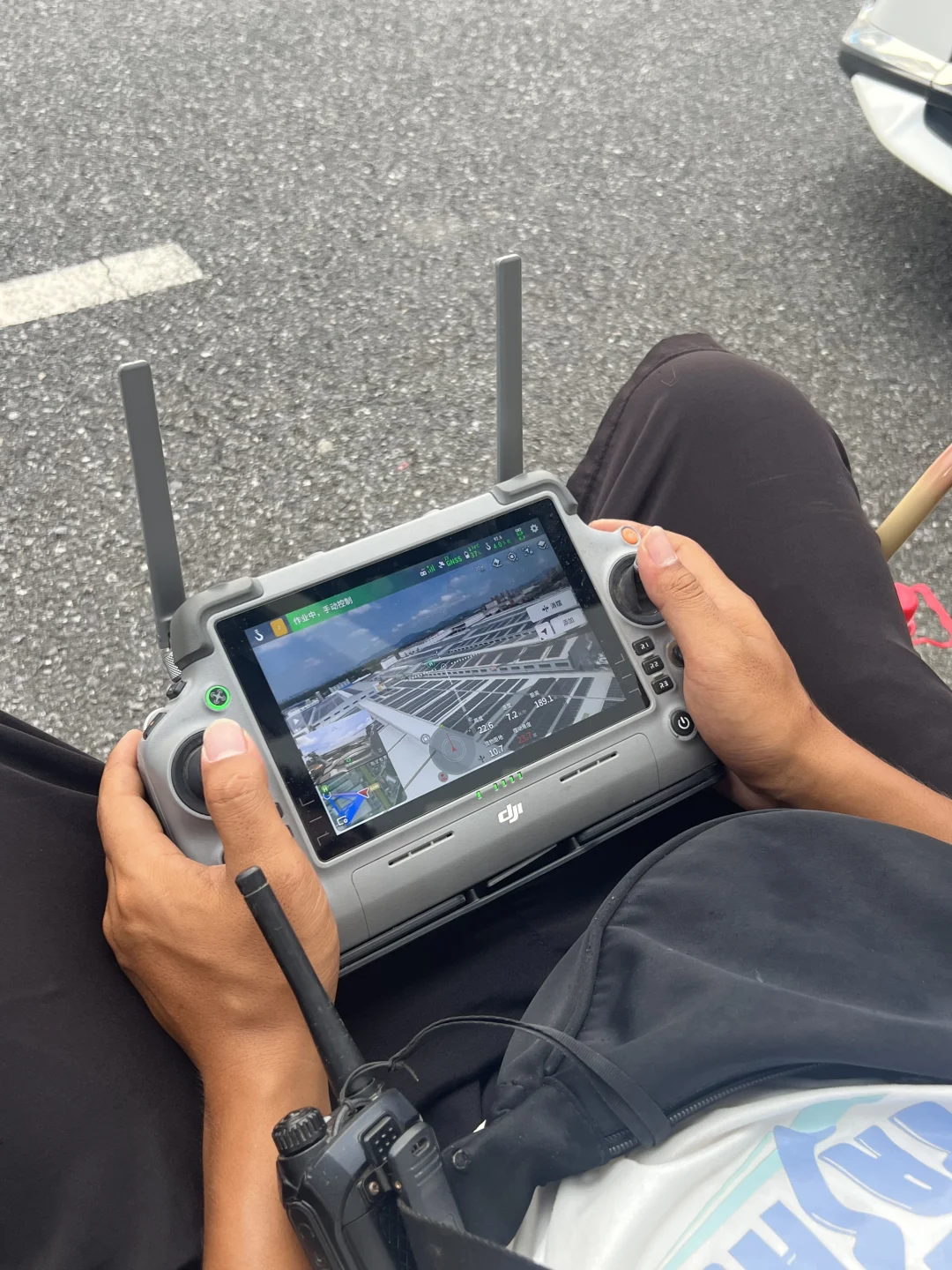 【低空经济起飞！无人机解锁光伏上料新姿势】