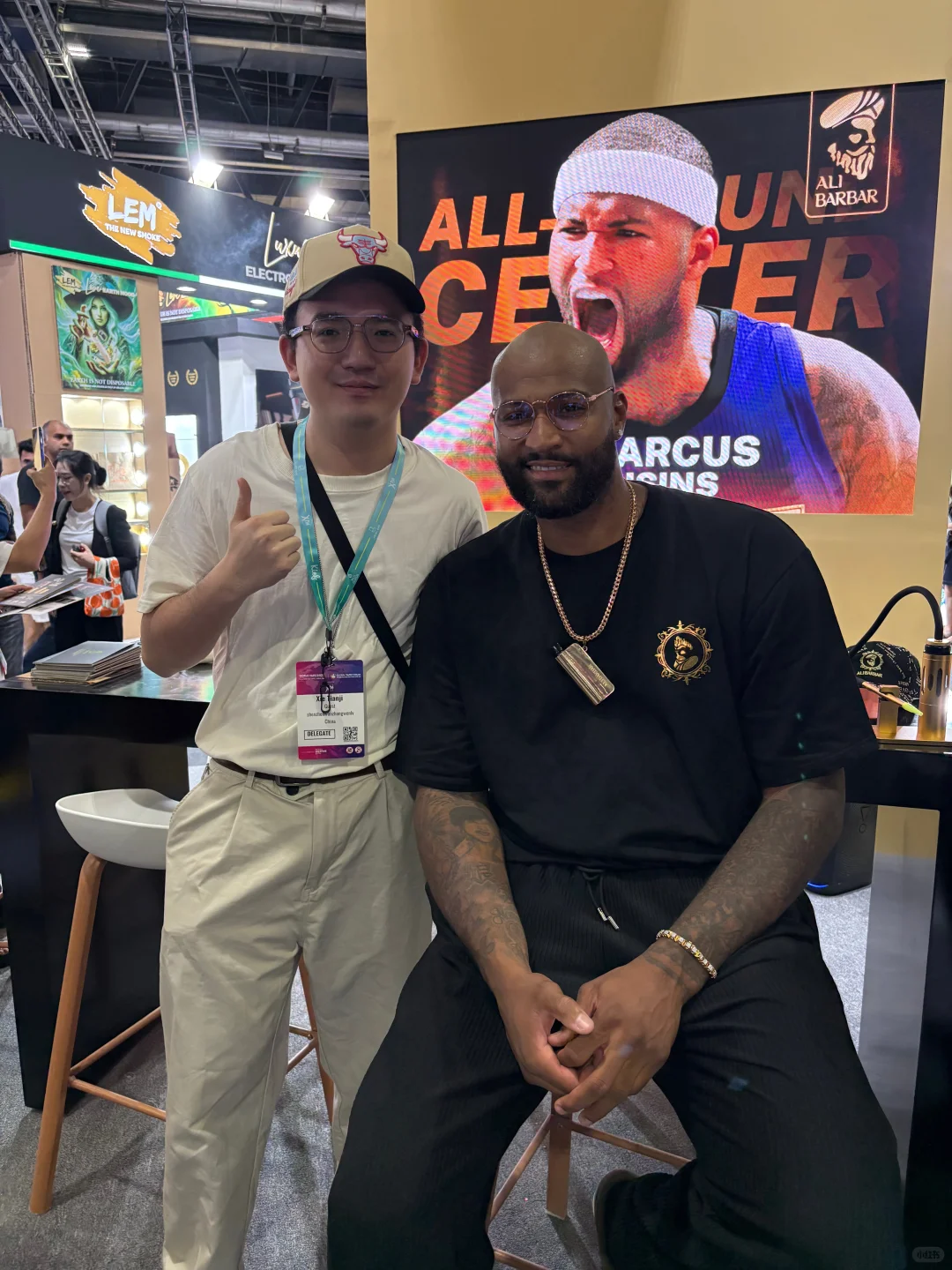 迪拜电子烟水烟展 偶遇篮球明星考辛斯