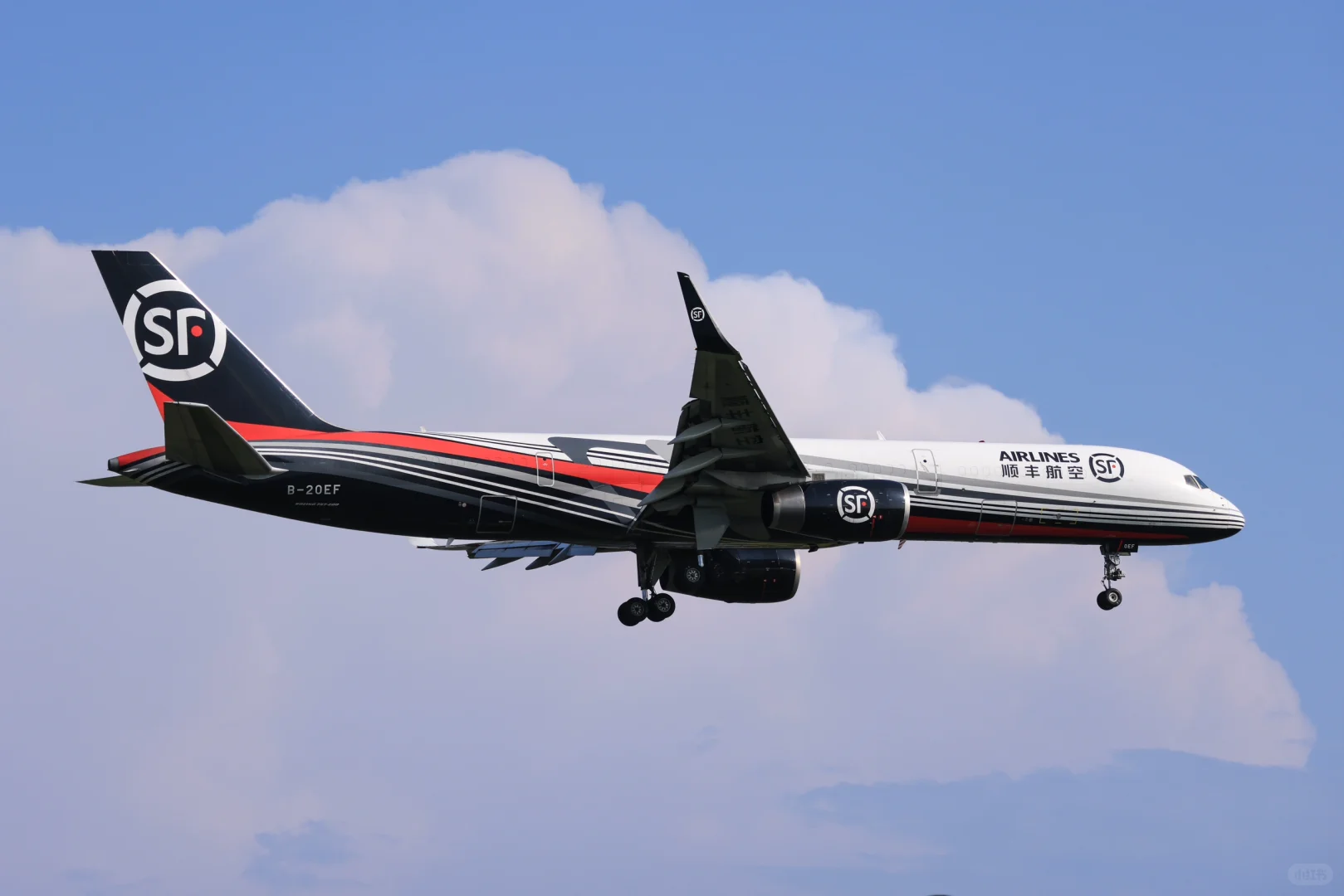 同一天的顺丰航空747和757，暴雨前后