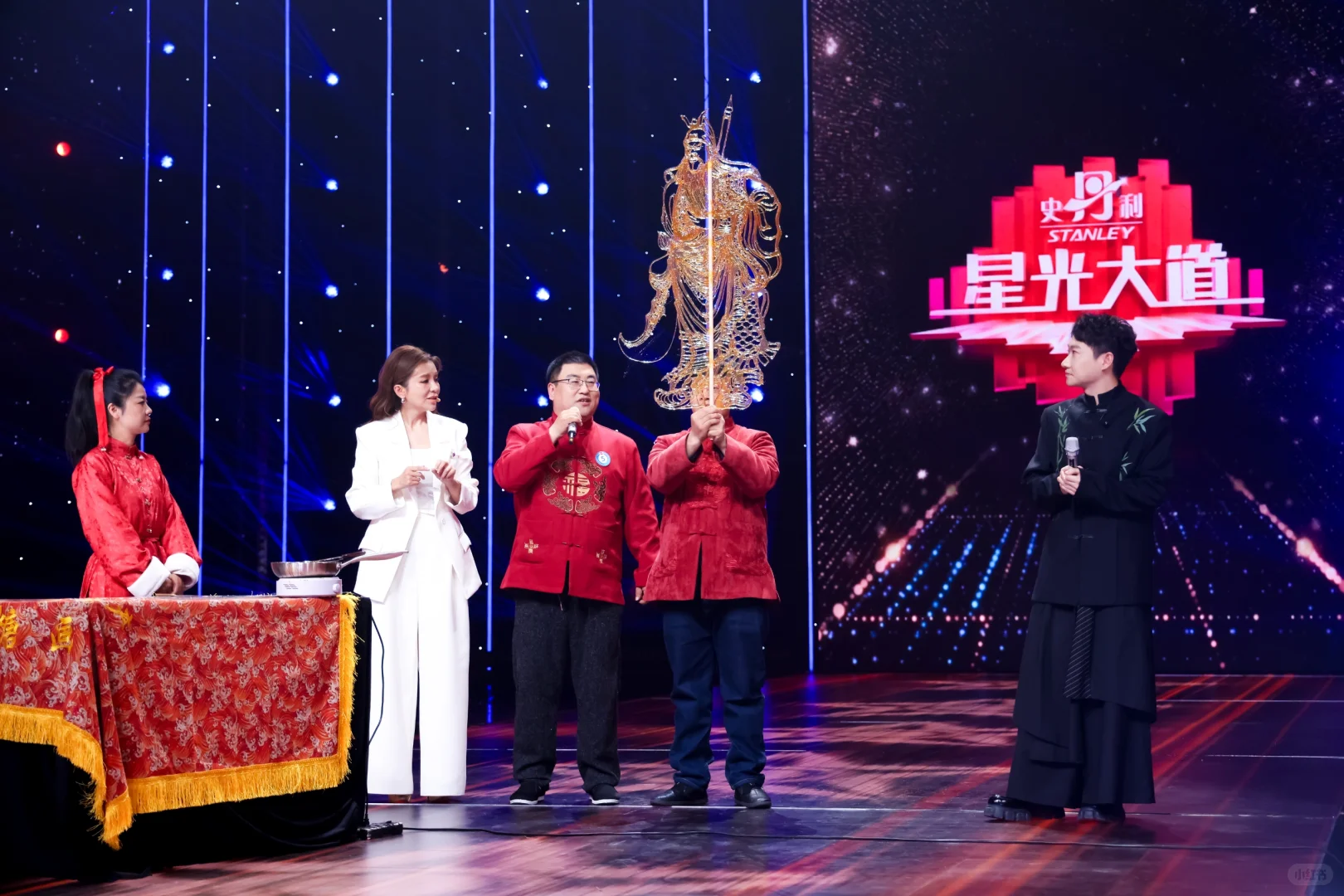 两个糖天鹅哪个好看？我想知道喜欢哪个的多