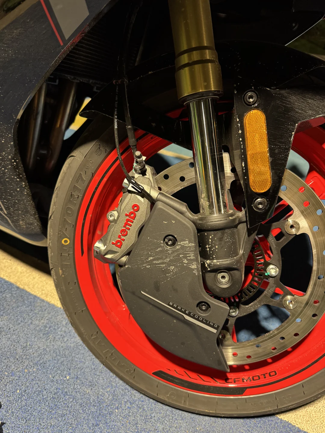 好奇怪 我25款的450sr卡钳怎么是红色的？