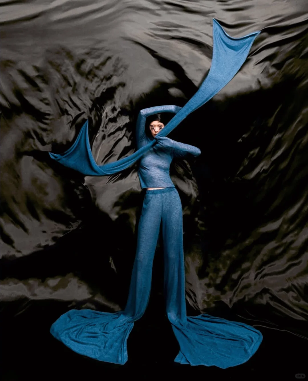 审美积累|把「束缚与生长」拍进了时尚的骨血