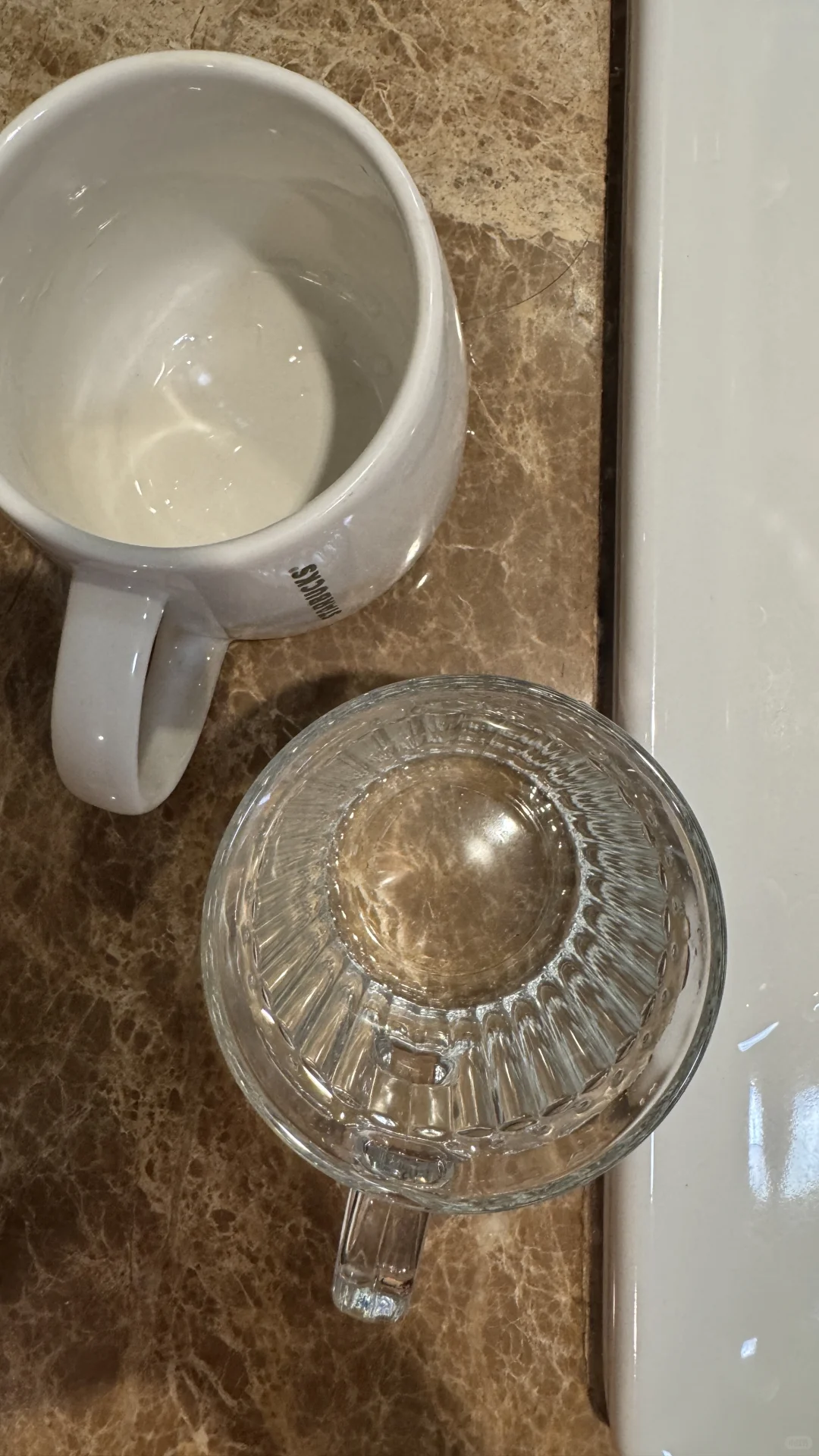 比起陶瓷,我更喜欢玻璃杯