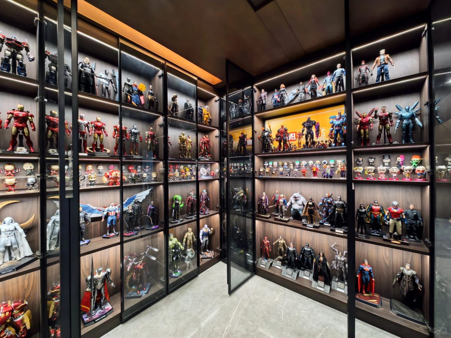 我家的手办柜“超英小宇宙”