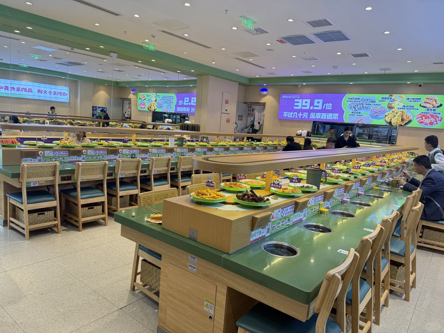 众多品牌合作的旋转火锅设备工厂的优势在哪