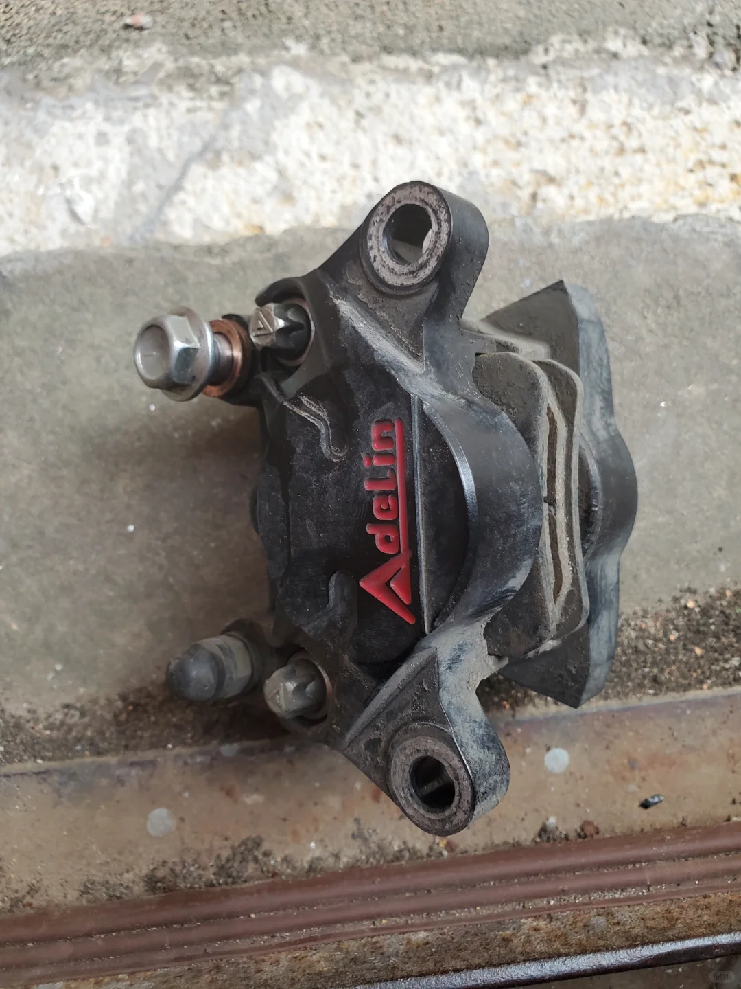 垃圾爱得利，一年不到活塞就卡死一边了。