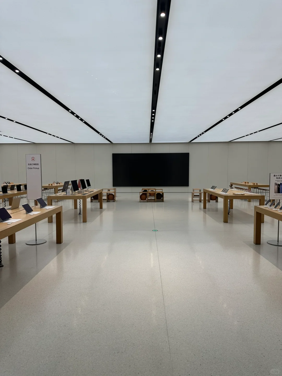 透过300万一块玻璃看闭店后的Apple Store
