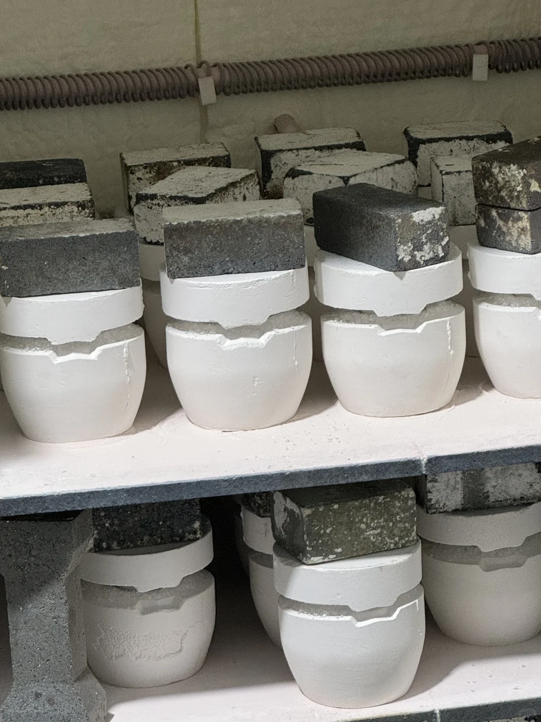 玻璃杯们终于装窑烧上了