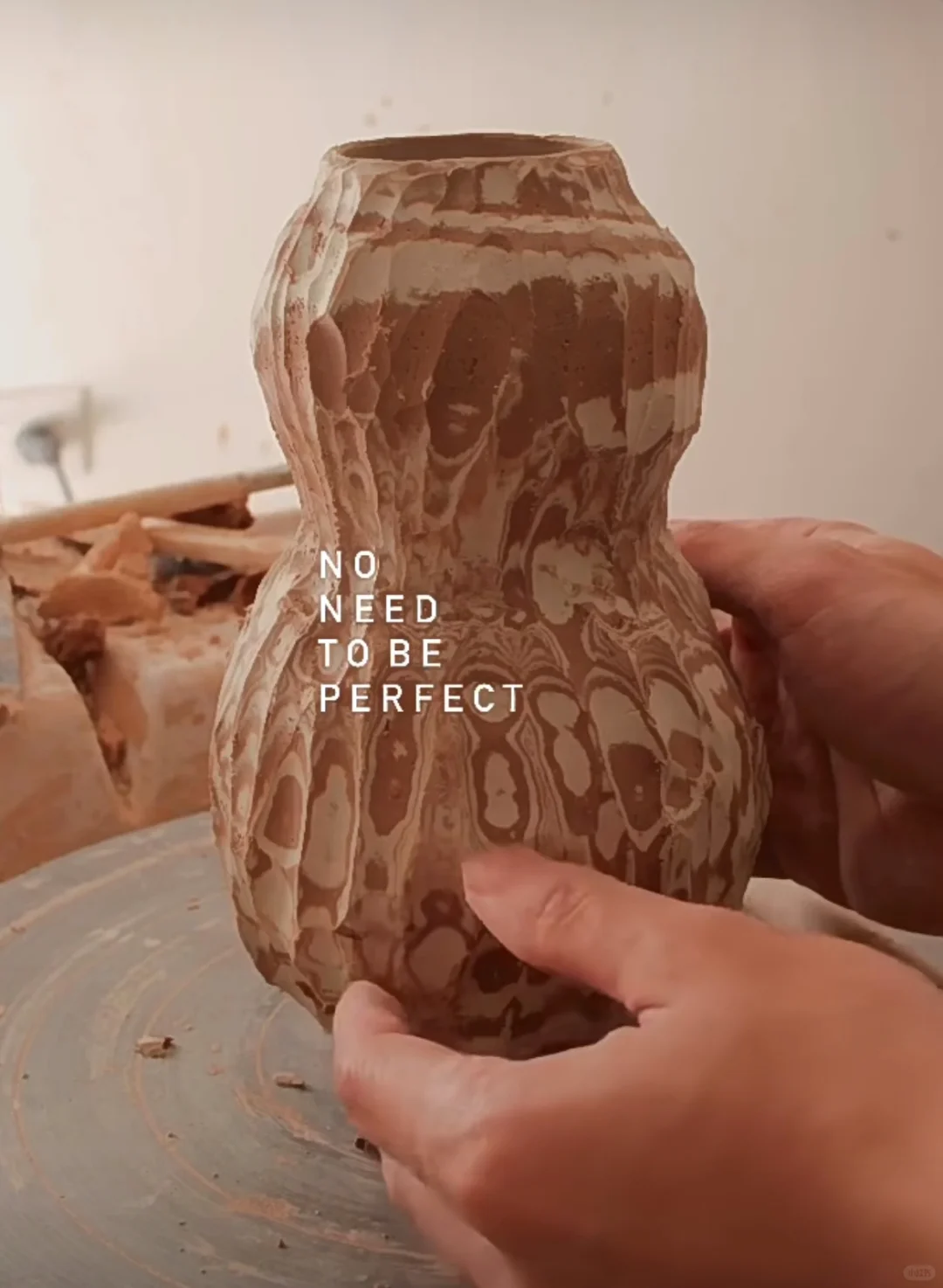 此时，一位陶艺专业学生发出尖锐爆鸣?