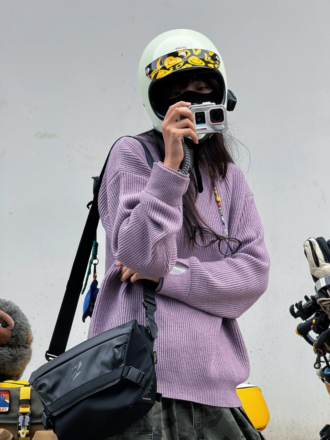 骑摩托女生穿搭好物，谁能拒绝白色运动相机！
