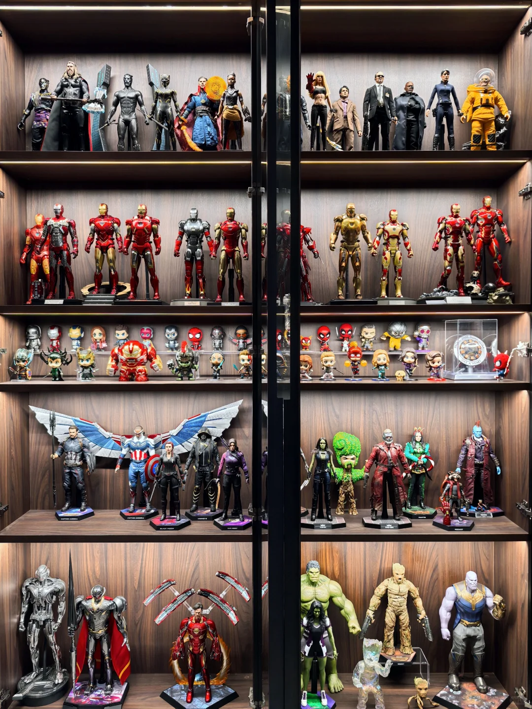 我家的手办柜“超英小宇宙”