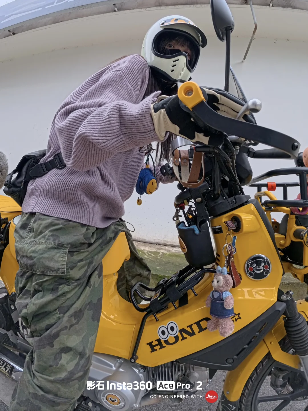 骑摩托女生穿搭好物，谁能拒绝白色运动相机！