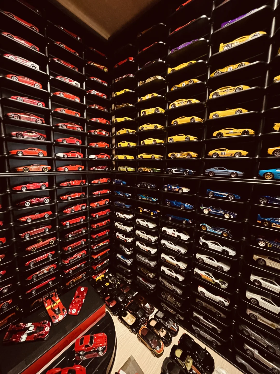 已经塞不下更多法拉利了，最终形态拍照留念