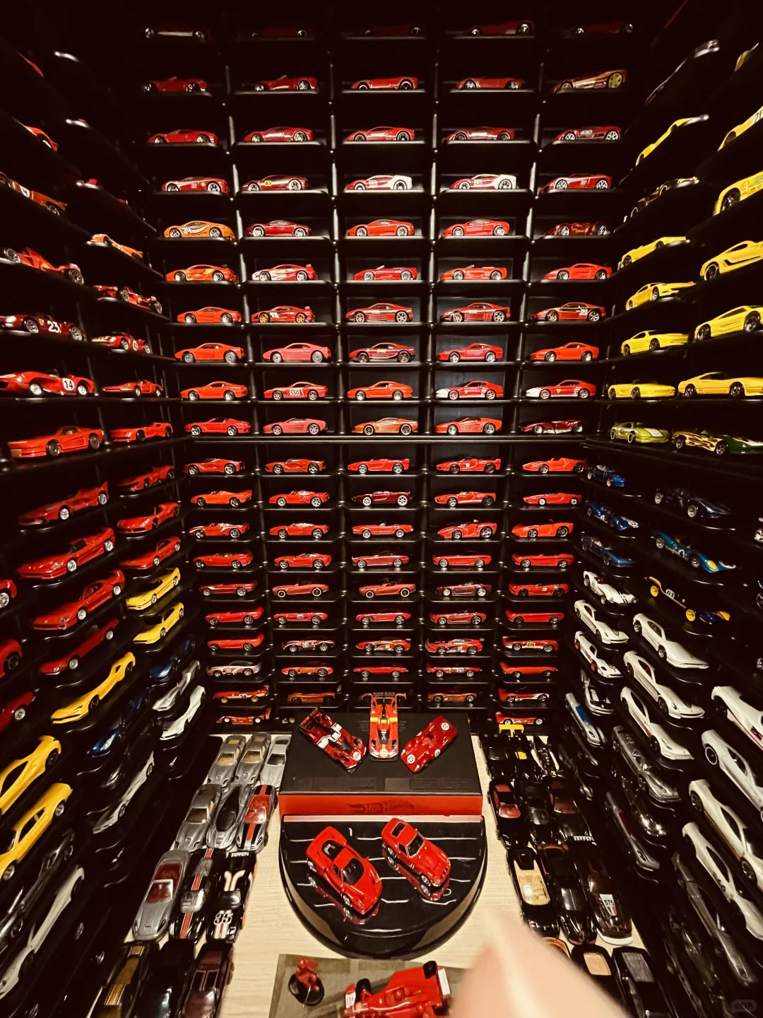 已经塞不下更多法拉利了，最终形态拍照留念