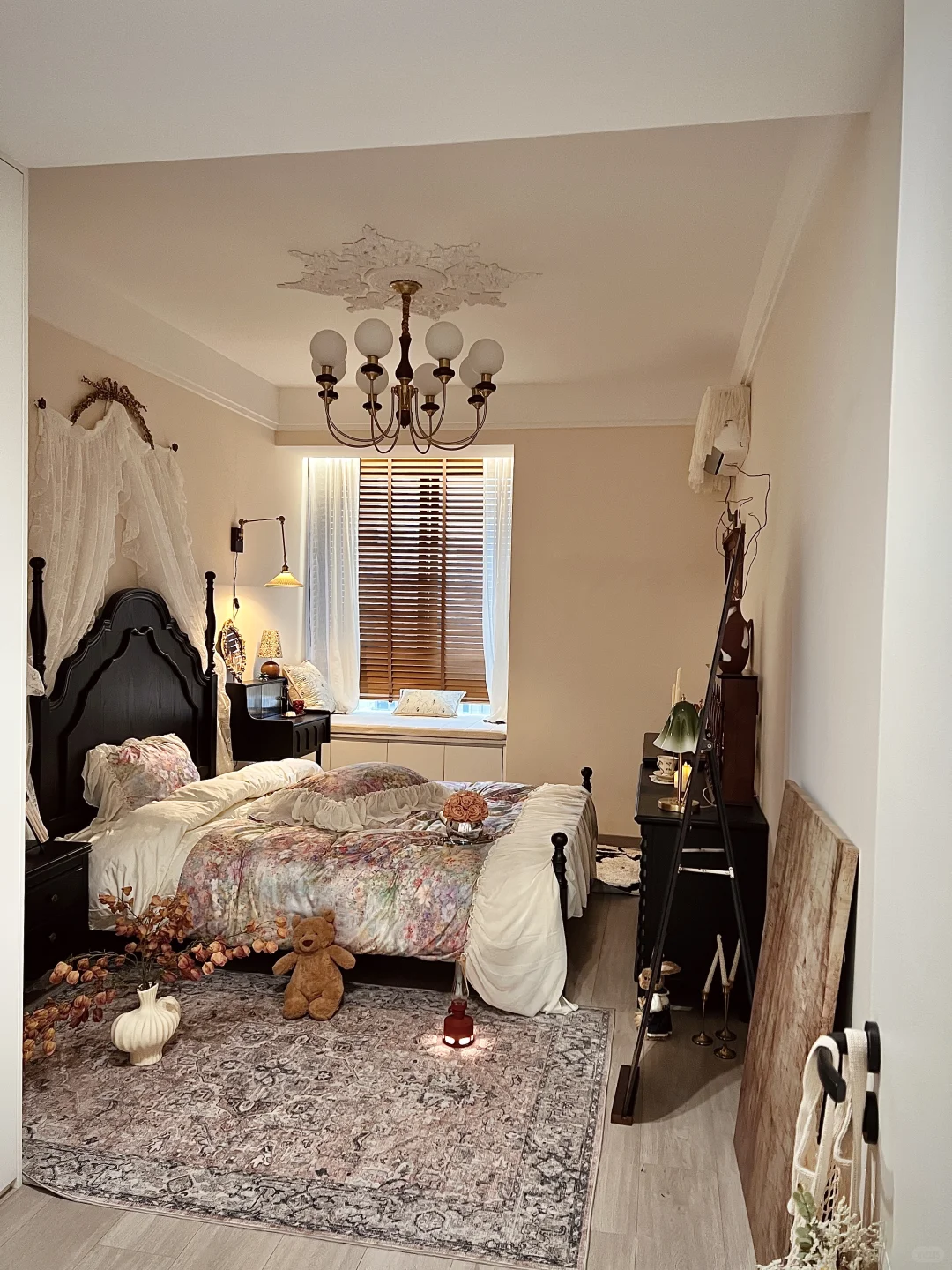 ?巴掌大的床尾空间，这样布置美貌又实用