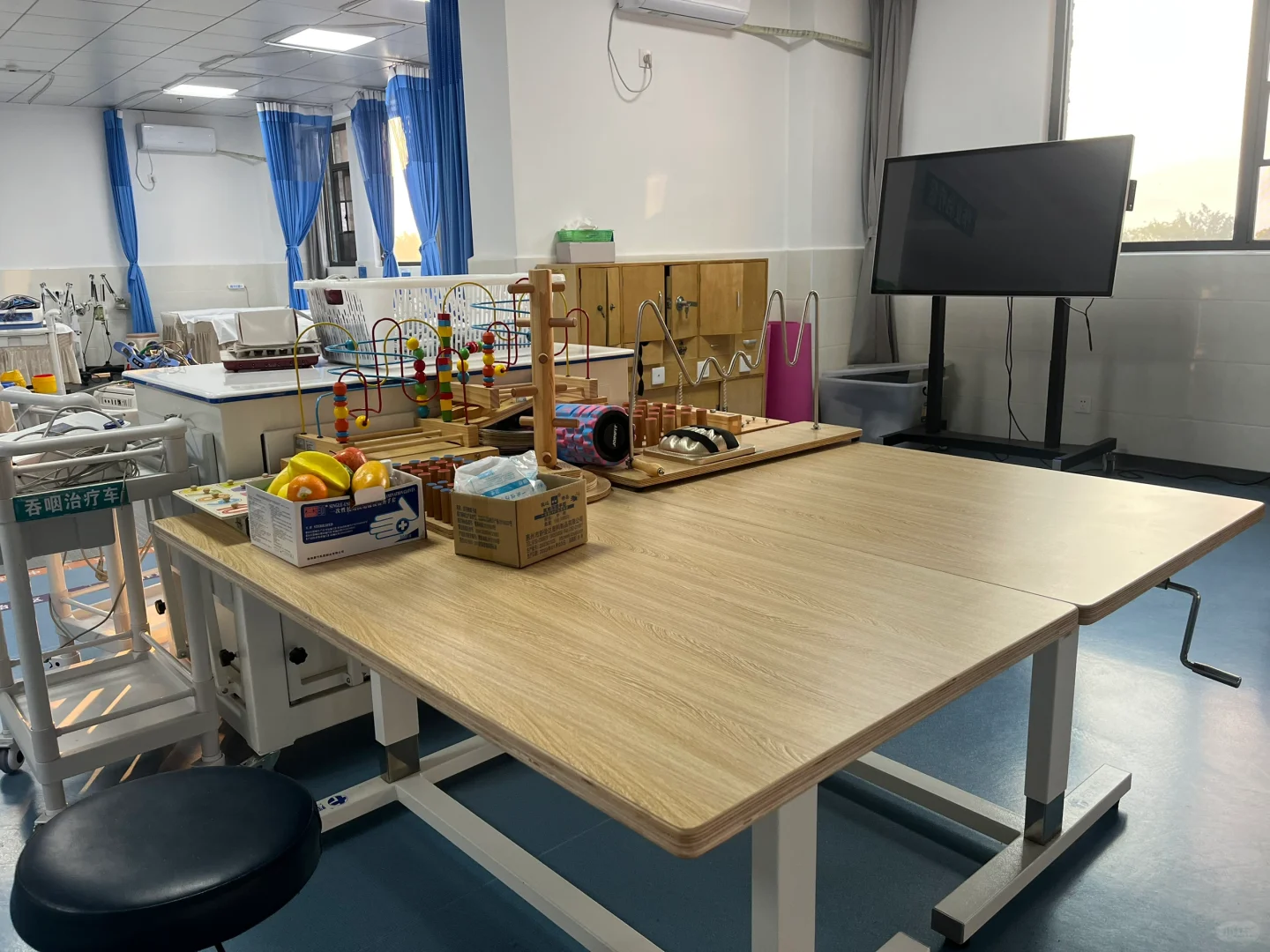 早晨八点半的康复大厅 好像一切都充满希望