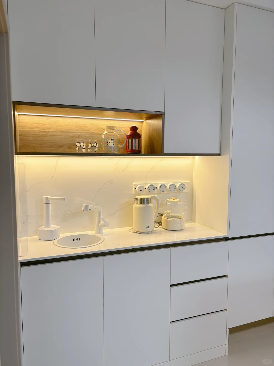 我家水吧台，选了最原始的喝水方式！