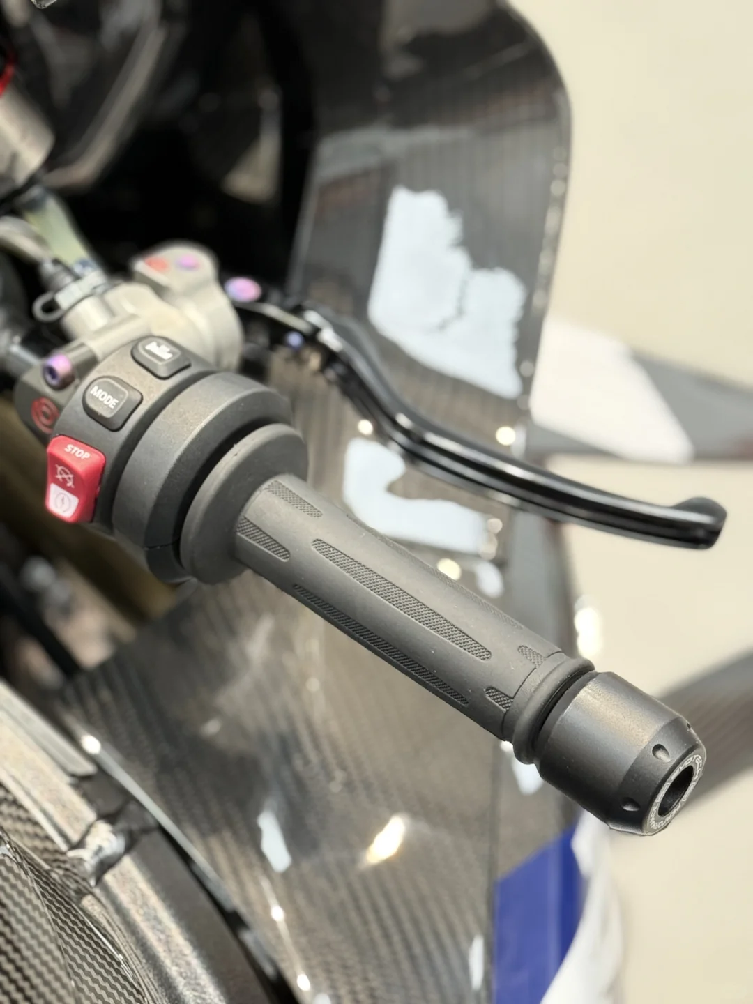 24年一首S1000RR满改雷霆套件 你的白月光?